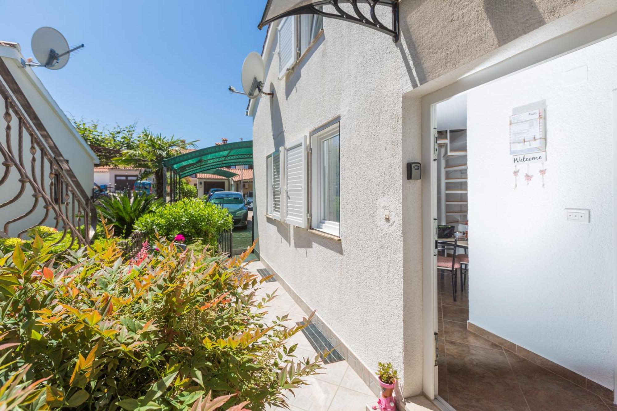 Apartment Leni Near Beach Пореч Екстериор снимка